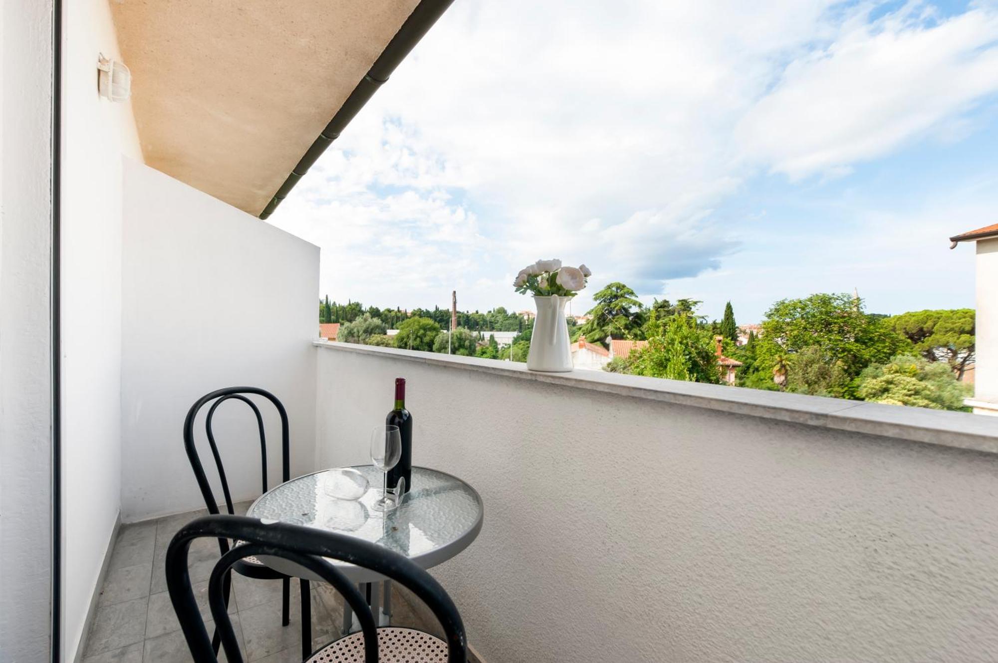 Luna Tsuki Two Aparthotel Rovinj Exterior photo